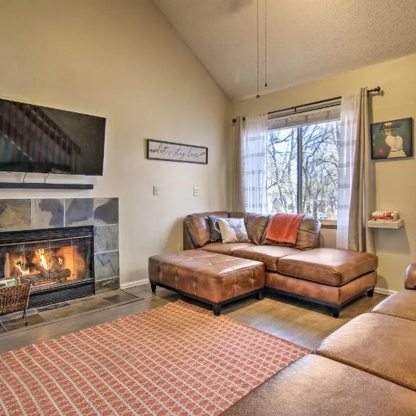 Manitou Springs Escape with AandC and Private Deck!, hotel in Manitou Springs