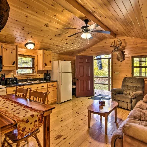 Hooah Cabin Retreat with Grill and Step-Free Access, hotel en Davis