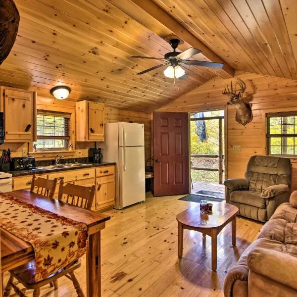 Hooah Cabin Retreat with Grill and Step-Free Access, hotel in Thomas