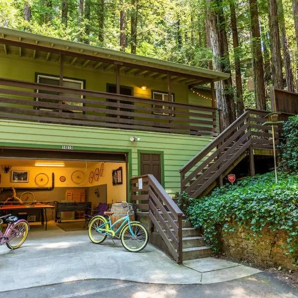 Vino Velo Retreat! Redwoods! Hot Tub!! Fire Table!! BBQ!! Game Room!! Fast WiFi!! Dog Friendly!!, hotel in Guerneville