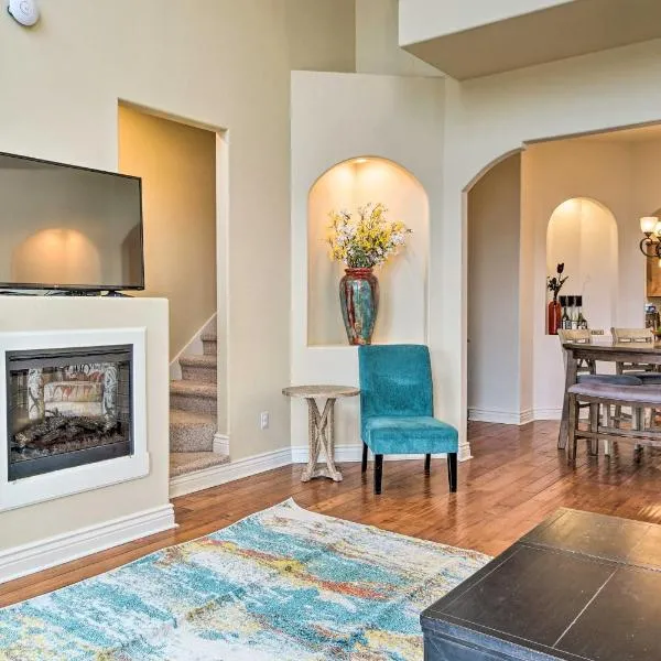Luxe Mtn-View Condo in Branson w/ Hot Tub Access!, hotel Bransonban