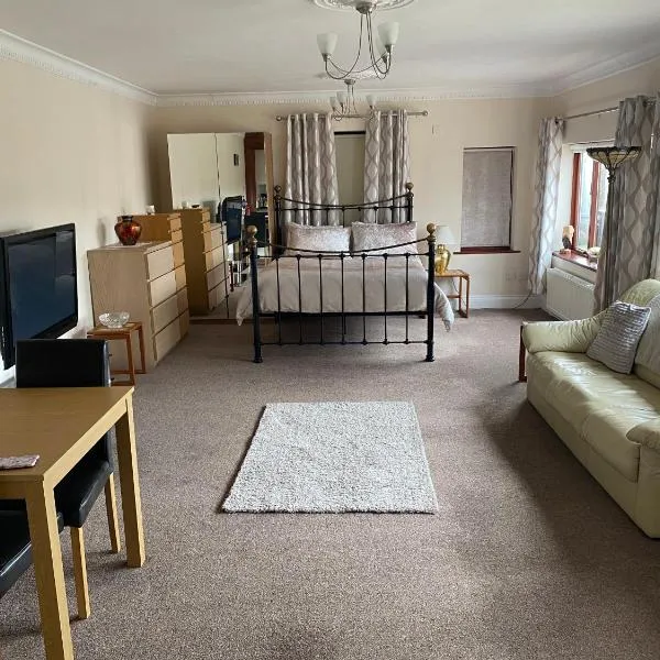 Stunning guest suite with private hot tub, hotel v destinaci Rogerstone