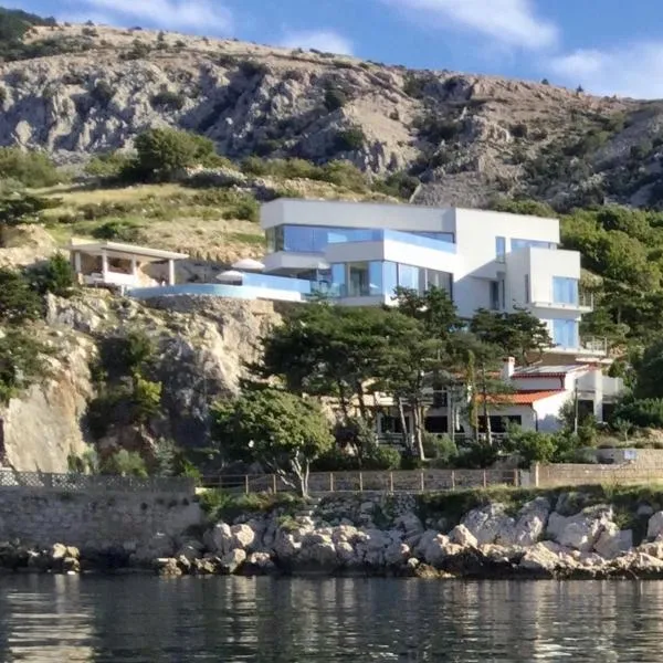 Shimmer & Shine, hotel v destinaci Baška