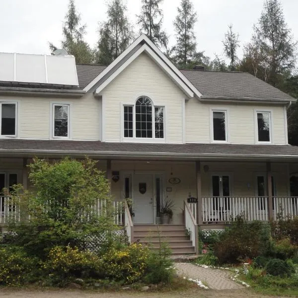 Gîte Crystal Inn, hotel di Saint-Rémi-dʼAmherst