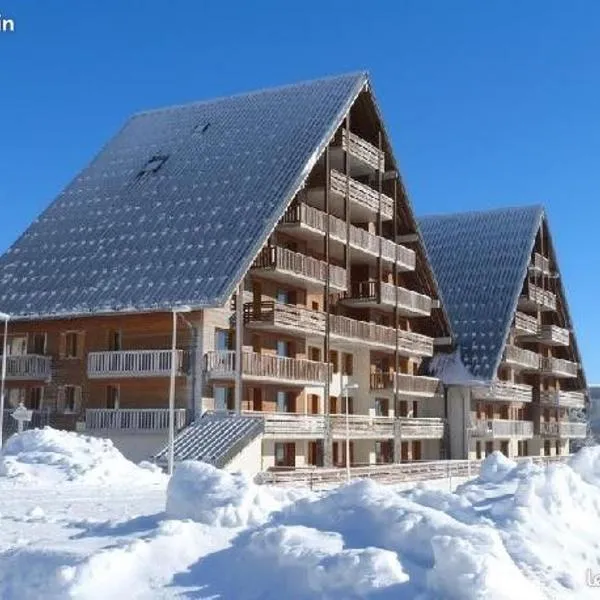 superbesse Appartement 4-6 pers. 2 ch. Dans résidence 3 étoile avec piscine, hotel in Besse-et-Saint-Anastaise
