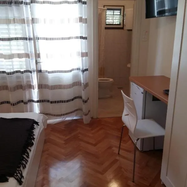 Spacious room near beach w private bathroom, hotel em Trogir