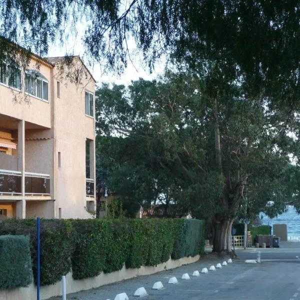 Hôtel les Eucalyptus、キャヴァレール・シュル・メールのホテル