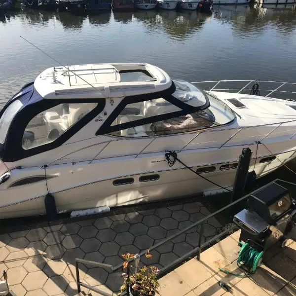 ENTIRE LUXURY MOTOR YACHT 70sqm - Oyster Fund - 2 double bedrooms both en-suite - HEATING sleeps up to 4 people - moored on our Private Island - Legoland 8min WINDSOR THORPE PARK 8min ASCOT RACES Heathrow WENTWORTH LONDON Lapland UK Royal Holloway, hotel a Egham