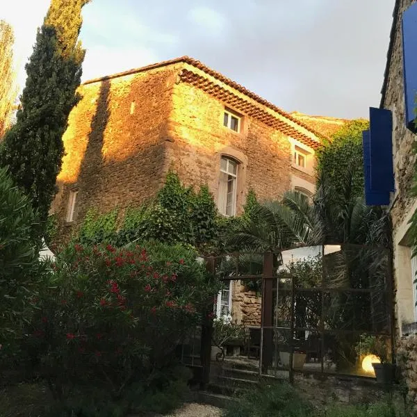 Les Aiguières en Provence: Suze-la-Rousse şehrinde bir otel