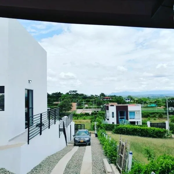 Villa lili, Carmen de Apicala condominio San Simon, hotel in Carmen de Apicalá
