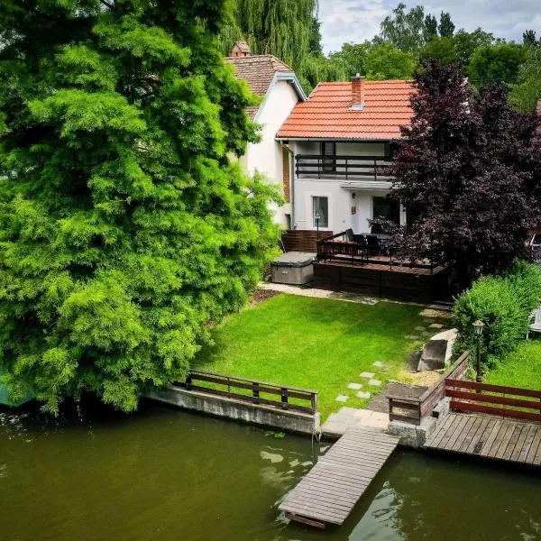 Ciprus Lak – hotel w mieście Szarvas