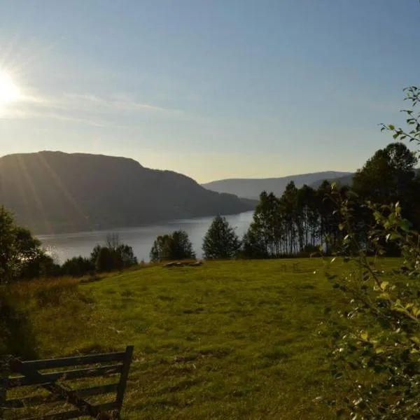 Stille og fredelig ved fjord og fjell, hotel v destinaci Valsøybotn