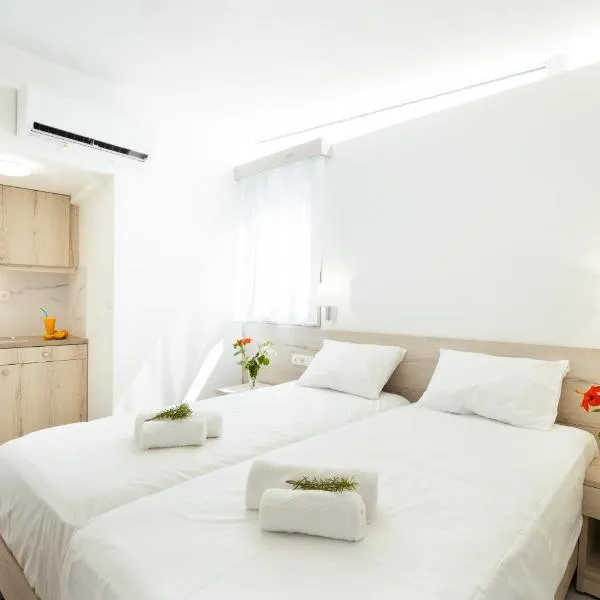 Giannis Seafront Studios, hotel in Korakas
