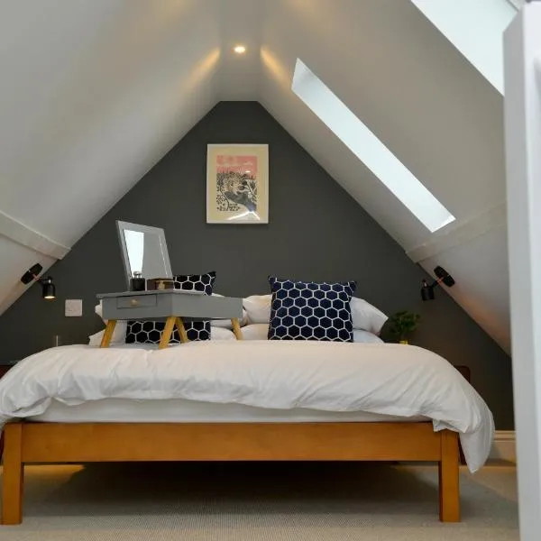 Nest House Super cosy one bedroom detached lodge center Huntingdon，亨廷登的飯店