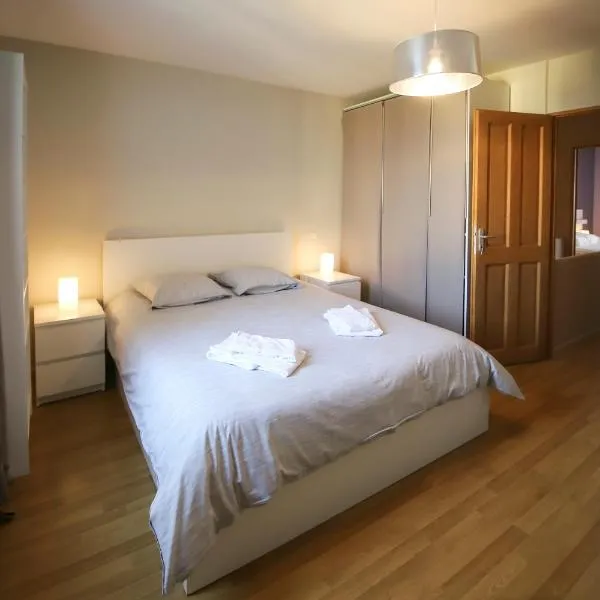 Maison tendance avec jardin, centre village, Alpilles, familles – hotel w mieście Eyragues