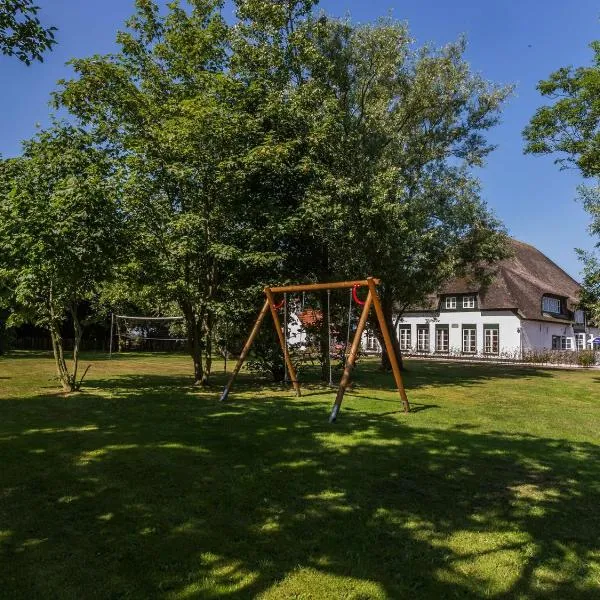 Modern Farmhouse in De Cocksdorp with Terrace – hotel w mieście De Cocksdorp