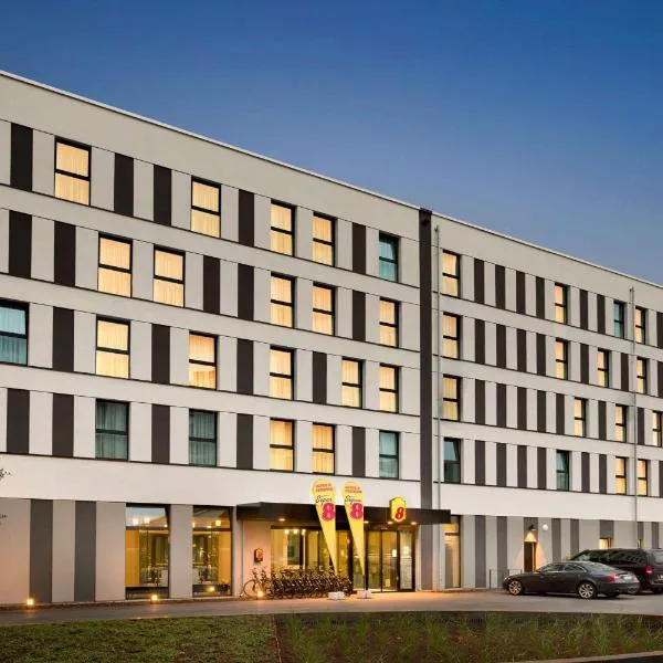 Super 8 Freiburg, hotel ve Freiburgu
