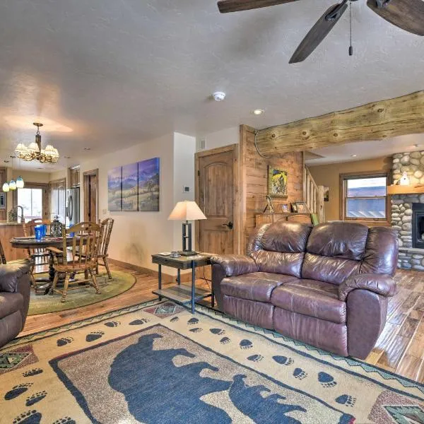 Updated Mtn Home with Deck on Uncompahgre River、ユーレイのホテル