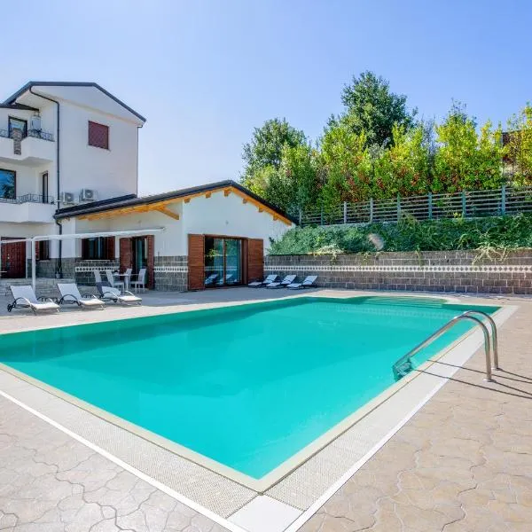 Villa Santoro ai TRE Ulivi con Piscina Privata, khách sạn ở Caiazzo
