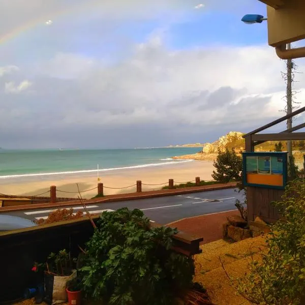 Appartement Vue Mer, RDC, Plage de Trestrignel, hôtel à Perros-Guirec