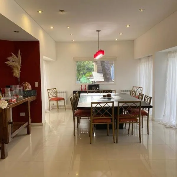 Casa Jilguero para 8 personas Pinamar, hotel in Pinamar