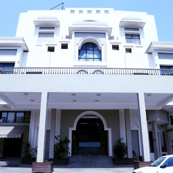 HOTEL RAJMAHAL, hotel in Morādābād