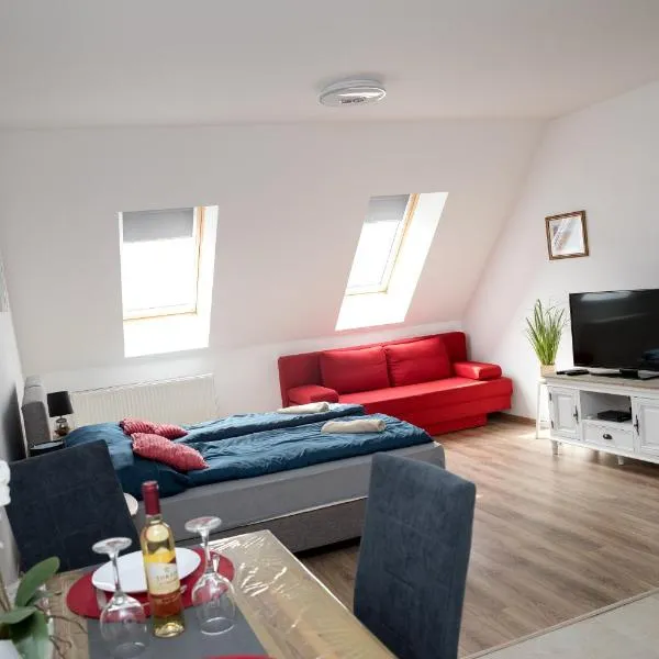 Kossuth Apartmanház, hotel v destinaci Tata