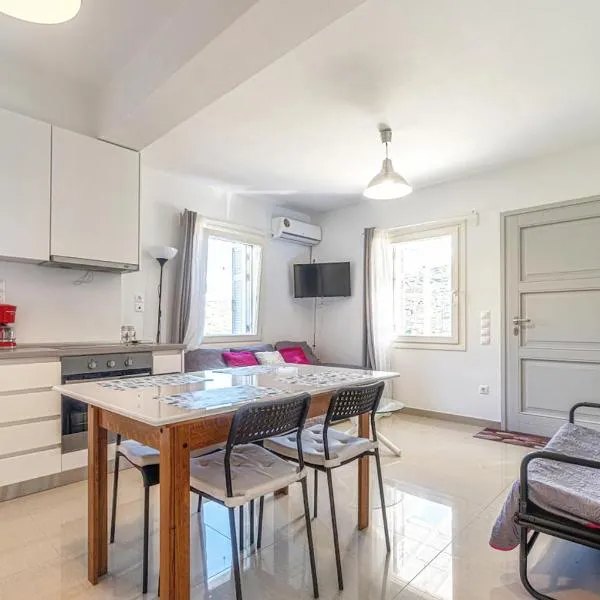Bright & Cozy Home, 5 mins to Andros Town, hotel in Ándros