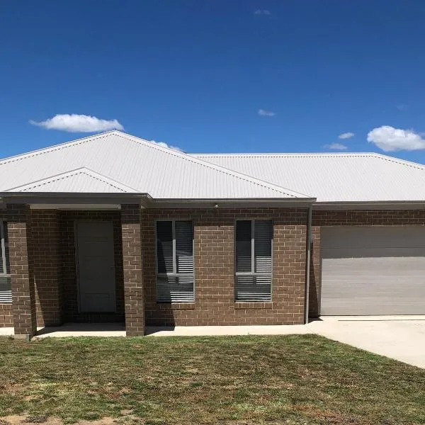 Brand new 4br get away 5min to albury city, hotel in Lavington