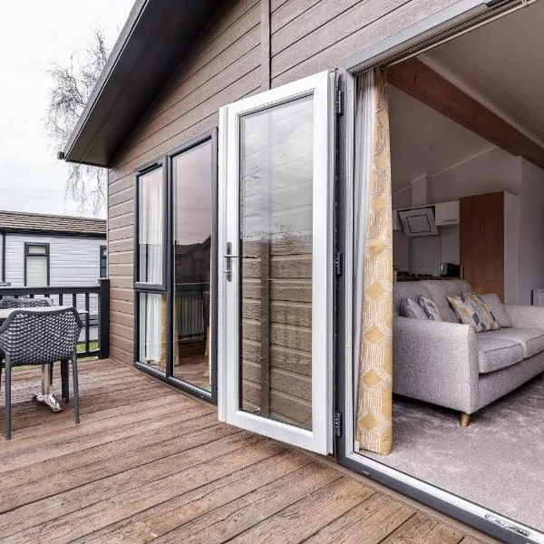Roydon Marina Village Lodges, hotel in Roydon