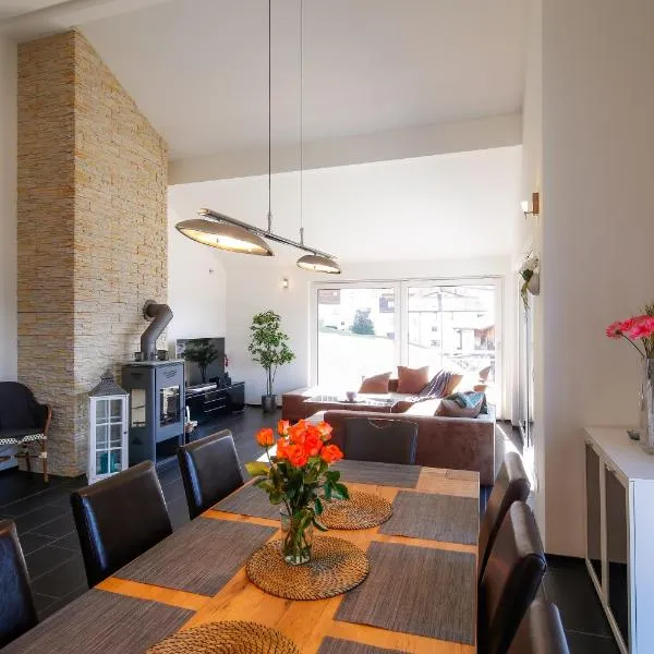 Modern and cosy 5 rooms penthouse with stunning view, hotel in Triesenberg
