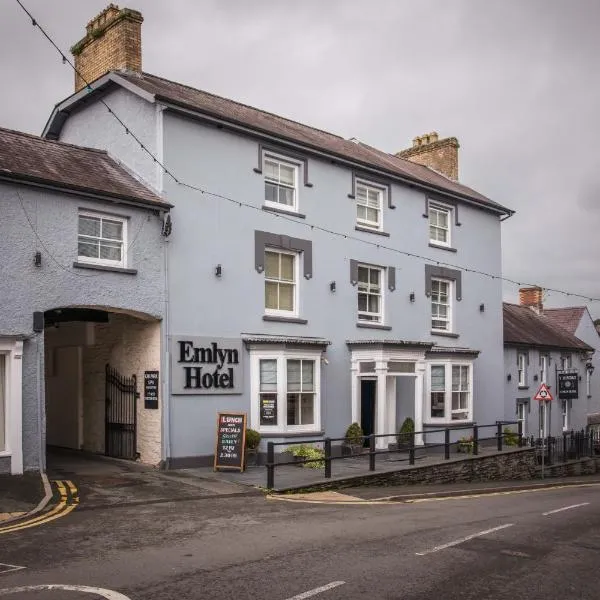 Gwesty'r Emlyn Hotel, hotel in Cwm-coy