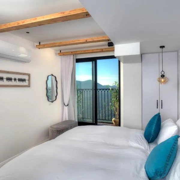 Open Skys, hotel di Safed