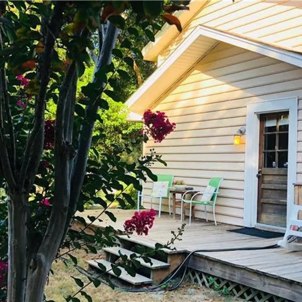Beach Bum Bungalow, hotel en Folly Beach