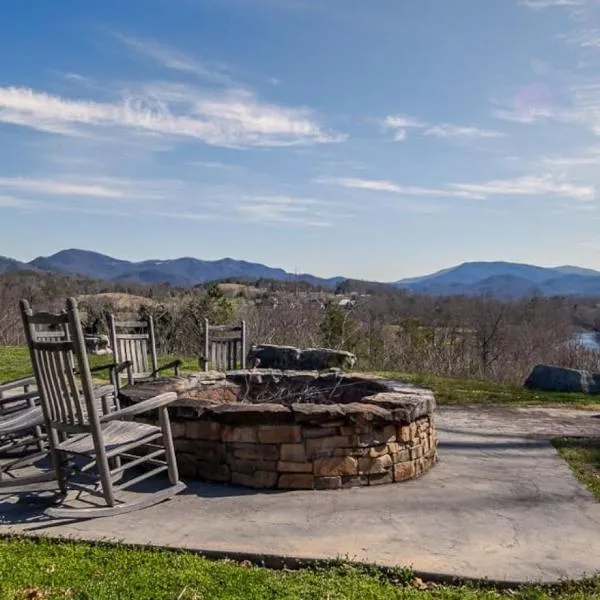 Cozy Cades Cove Condo with Community Pool, hotell i Townsend