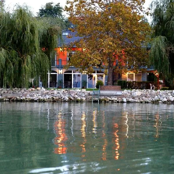 Gránit Villa – hotel w mieście Balatonszárszó