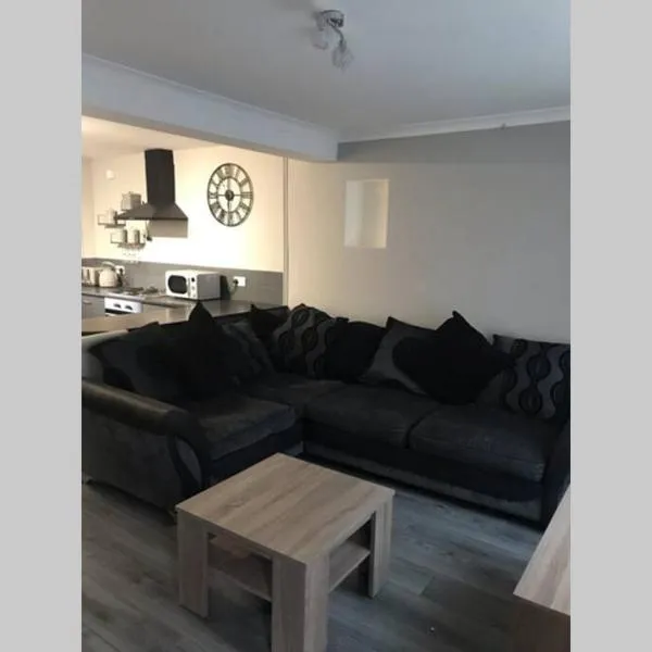 3 Story House near Bike park Wales & zip world, hotel en Aberaman