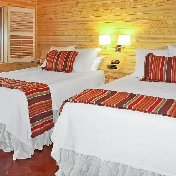 Wimberley Log Cabins Resort and Suites- Unit 7, khách sạn ở Wimberley