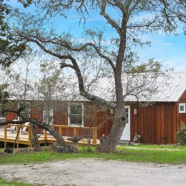 Burnett Ranch Cabins- Prickly Pear, מלון בFischer