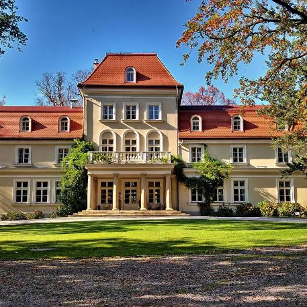 Dwór Sieraków, hotel in Sieraków