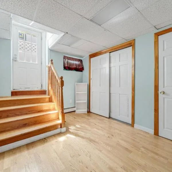 Cambridge 2BR 2BH Basement Apt With Parking, hotel a Cambridge