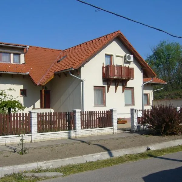 Csipkeház Apartman, hotel v destinaci Cserkeszőlő