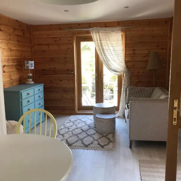Winnie's Corner - Self Contained within the grounds of another property, in an idyllic wooded setting: Carlyon Bay şehrinde bir otel