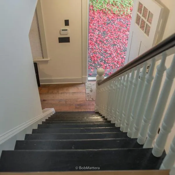 Restored 1881 Farm House, hotel in Lenox