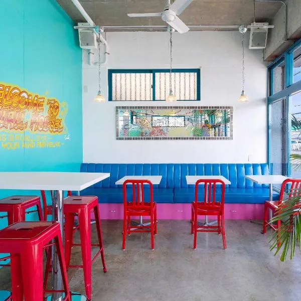 Seawall Hostel, hotel in Chatan