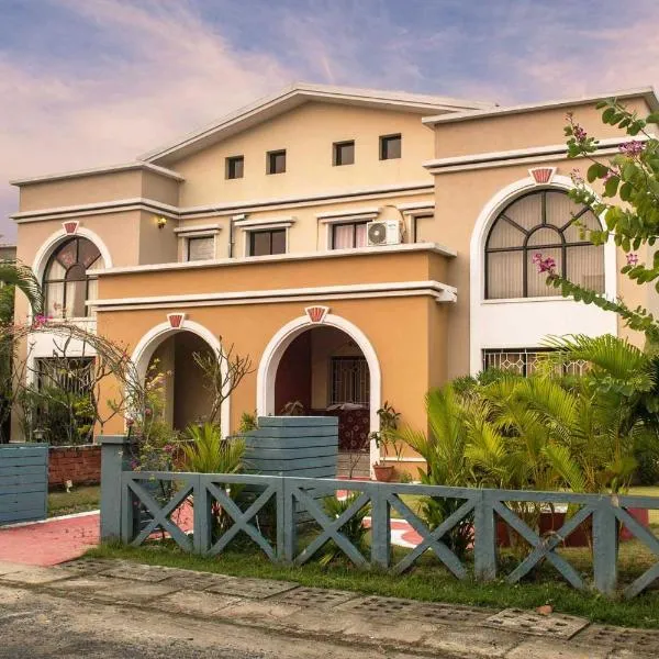 Taruchaya by StayVista, featuring breathtaking interiors, a charming gazebo & a lush lawn for an enchanting stay, hotel en Diamond Harbour