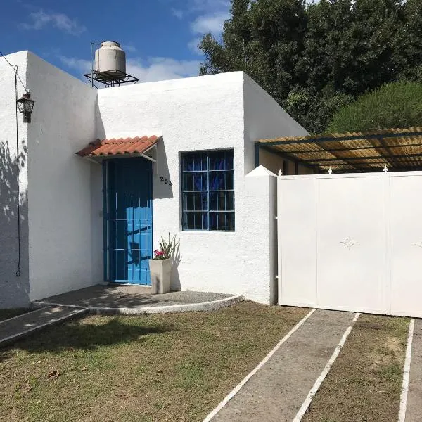 La Casa Azul: tranquilidad y esparcimiento en un entorno natural, hotel em Chascomús