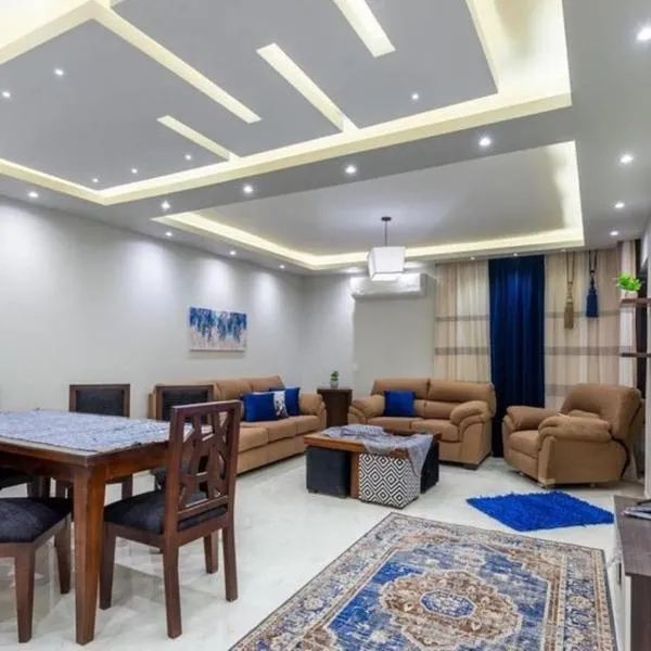 New Apartment AlMohandessin near Shehab street, hotel en El Cairo