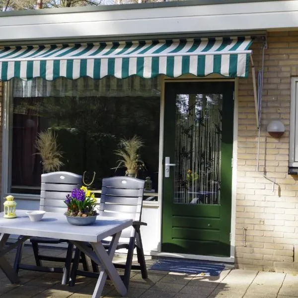 Geschakelde bungalow op de Veluwe "De Eekhoorn", hotel v destinaci Otterlo