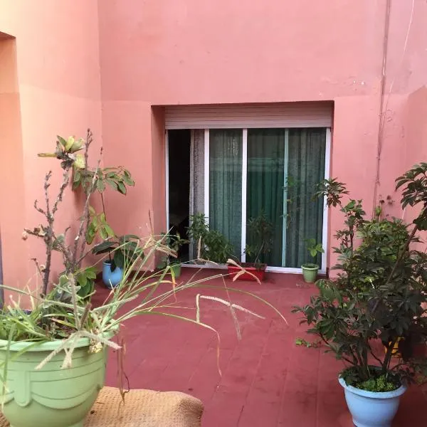 Property located in a quiet area near the train station, hotel v destinaci Casablanca